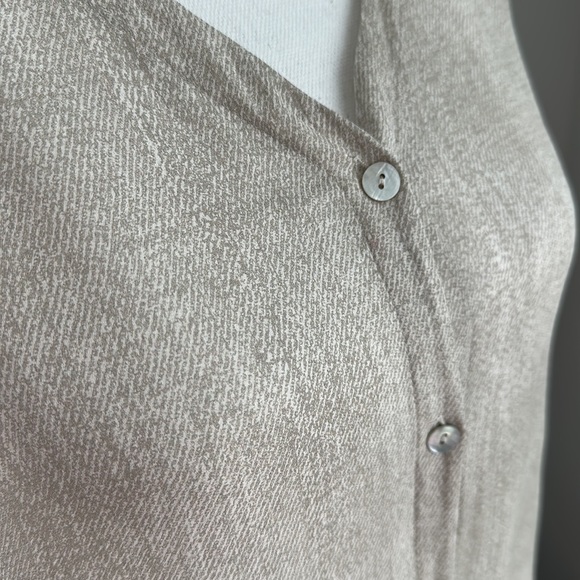 Eileen Fisher 100% silk Top Women XS Sleeveless Blouse Pearl Button Cream/white - Picture 6 of 8